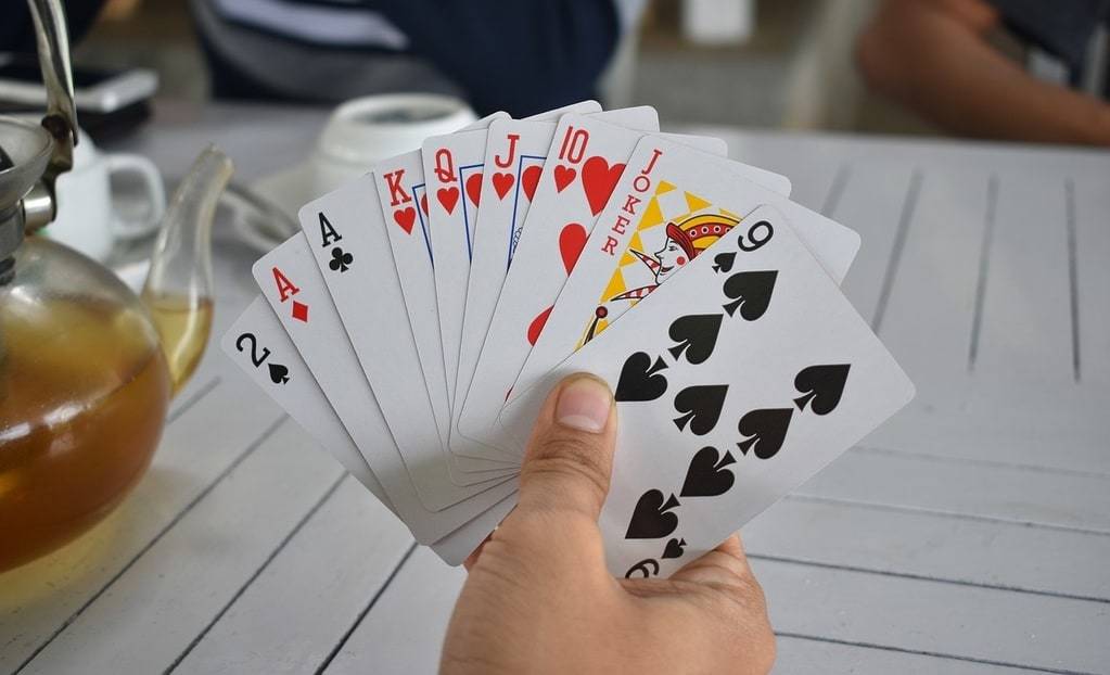 Quelles sont les règles qui régissent le jeu de Belote ?